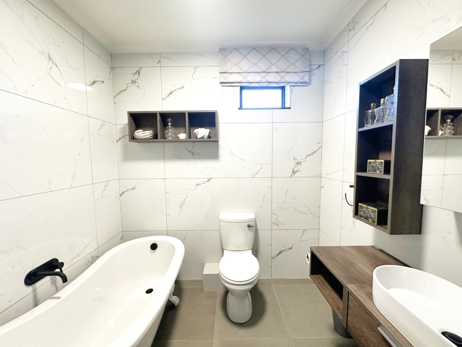5 Bedroom Property for Sale in The Island Western Cape